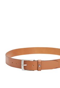 Hellbrauner Ledergürtel mit einer silbernen Metallschnalle, ausgestattet mit Löchern zur Größenanpassung und einem kleinen Logoakzent an der Seite.