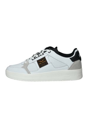 Witte sneaker met zwarte accenten, beige suède details, geperforeerde zijkanten, PME Legend logo patch en dikke witte zool, zijaanzicht.