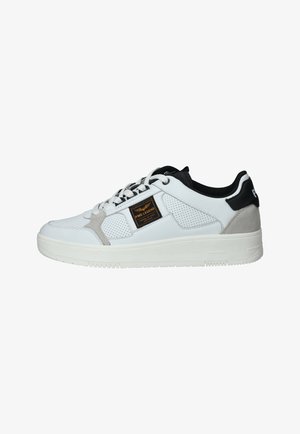 Witte sneaker met zwarte accenten, beige suède details, geperforeerde zijkanten, PME Legend logo patch en dikke witte zool, zijaanzicht.