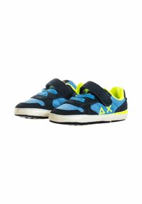 Sneakers in velcro blu e neri con un accento giallo neon, caratterizzati da una tomaia in suede testurizzato e suola in gomma bianca.