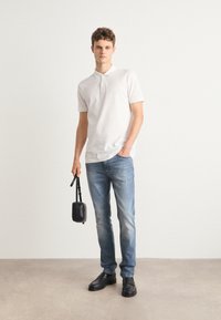 HUGO Traperice uskog kroja - medium blue