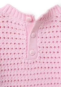 Gestrickter rosa Pullover mit einem strukturierten, offenen Muster. Verfügt über einen gerippten Kragen und zwei runde Knöpfe am Hals. Weiches, leichtes Material.