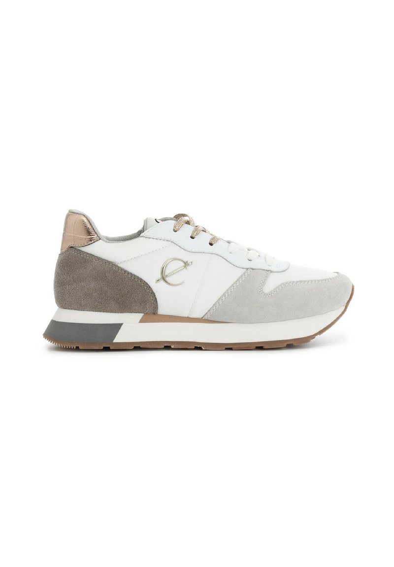 Sneaker bianco e grigio con dettagli in suede, pelle texturizzata, tacco marrone chiaro e un distintivo dettaglio del logo.