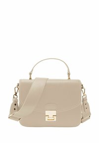 Sac à main en similicuir beige avec fermeture à rabat, quincaillerie dorée, poignée supérieure et bandoulière réglable. Présente un design élégant et minimaliste.