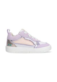 Baskets violettes et blanches avec des détails en maille, des accents métalliques décoratifs et une semelle texturée. Présente des lacets blancs et une languette à l'arrière.