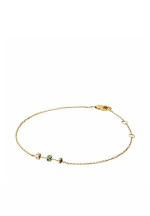 Pulsera delicada de cadena de oro con tres pequeñas cuentas, incluyendo una con piedras verdes y dos con piedras transparentes, y cierre de broche.
