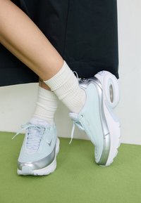 AIR MAX PORTAL SE - Baskets basses - football grey/white/arctic blast