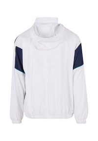 Fehér kabát kapucnival, tengerészkék kiegészítőkkel a vállakon, rugalmas mandzsetta és húzózsinóros derék. Perforált logó részlet a hátsó részén.