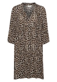 Leopardmönstrad klänning i lätt tyg, har V-ringning, korta ärmar och lagerdesign med svarta och bruna fläckar på en beige bakgrund.