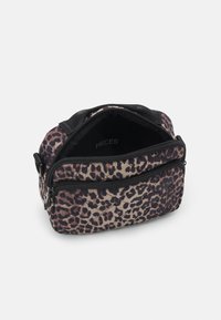 Bolso acolchado con estampado de leopardo en beige y marrón, con herrajes negros. Cuenta con compartimentos con doble cremallera y un mango corto. Interior forrado.
