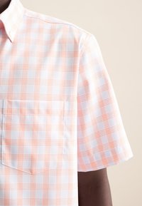 Korte mouwen overhemd met knopen in een wit en oranje plaidpatroon, gemaakt van lichtgewicht stof met een borstzakje.