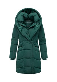 Cappotto invernale imbottito di colore verde scuro, dotato di un ampio cappuccio, chiusura a zip e due tasche frontali. Texture liscia con design trapuntato.