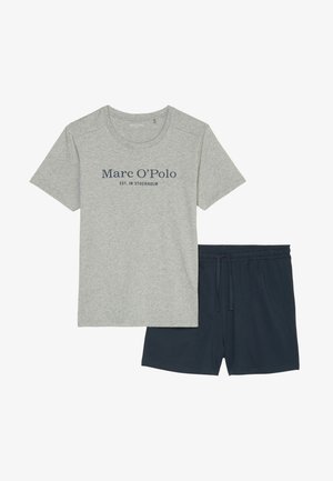 Graues Baumwoll-T-Shirt mit dunkelblauer Aufschrift "Marc O'Polo EST. IN STOCKHOLM", kombiniert mit dunkelblauen Shorts mit elastischem Bund und Kordelzug.