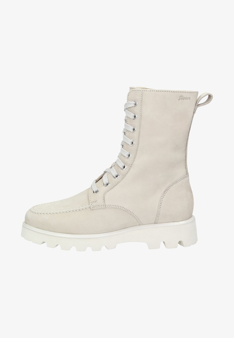 Botín de tobillo con cordones en gamuza gris claro, con una gruesa suela de goma blanca, punta redondeada y una pestaña lateral para facilitar el calzado. Ojetes y cordones plateados.