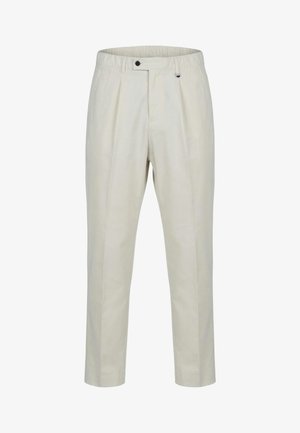 Pantalon beige sur mesure avec plis à l'avant, taille élastique, bouton noir et passant de ceinture avec fermeture métal.