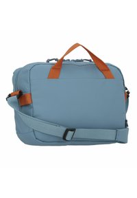 Lyseblå nylon taske med orange stropper, lynlåslukning, polstret design, justerbar skulderrem og et praktisk håndtag på toppen.