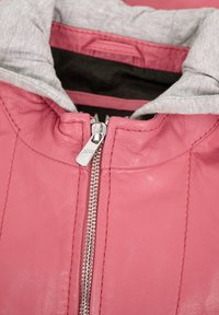 Rosa Lederjacke mit silbernem Reißverschluss, grauem Hoodie-Futter und gesteppter Naht entlang der Schultern und Seiten.