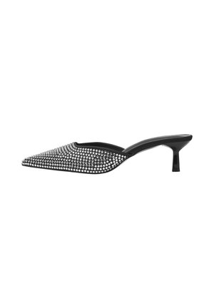 Mule nera a punta con tacco kitten basso, coperta da borchie argento distribuite uniformemente sulla superficie superiore.