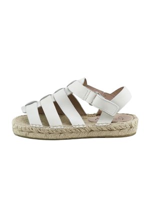 Sandalia de cuero blanco con cuatro tiras, correa ajustable en el tobillo y suela de yute tejida, adecuada para uso informal.