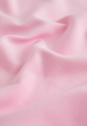 Ljust rosa tyg med en slät struktur, som visar mjuka veck och ett konsekvent yt mönster. Lämpligt för olika textilanvändningar.