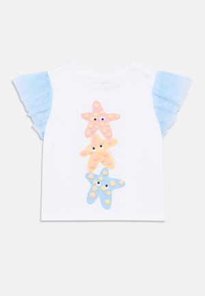 T-shirt bianca a maniche corte con tre design di stelle marine colorate in rosa, arancione e blu, con pois e maniche in tulle blu.