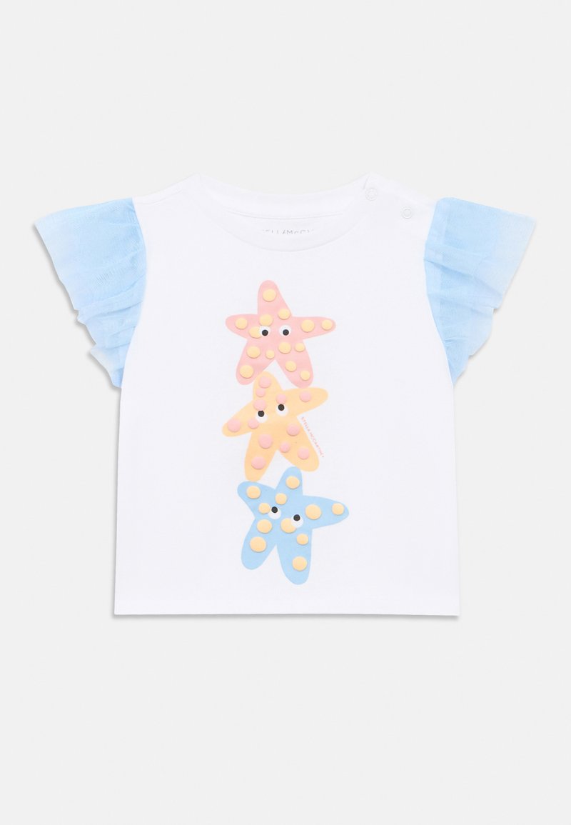 Λευκό μπλουζάκι με κοντά μανίκια και τρία πολύχρωμα σχέδια αστερία σε ροζ, πορτοκαλί και μπλε, με πουά λεπτομέρειες και μπλε τούλινα μανίκια.