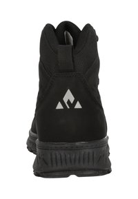 Mustat korkeavartiset urheilukengät, joissa on verkko päällinen, kumipohja ja erottuva kolmion muotoinen logo kantapäässä. Kestäviä ja teksturoiduilla pinnoilla.