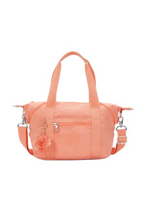 Bolso de nylon coral con asas dobles y correa ajustable, que cuenta con un bolsillo frontal, emblema de la marca y un llavero con un mono esponjoso como adorno.