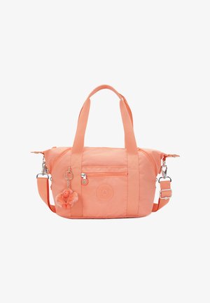 Bolso de nylon coral con asas dobles y correa ajustable, que cuenta con un bolsillo frontal, emblema de la marca y un llavero con un mono esponjoso como adorno.
