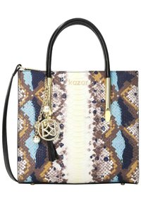 Sac à main texturé avec un motif en cuir de python dans des teintes de brun, bleu et crème, comportant des poignées noires, des détails en or et des charms décoratifs.