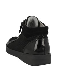 Bottes noires à la cheville avec une tige en tissu texturé, des accents en cuir verni, un bout rond et une fermeture zippée sur le côté. Doublure douce visible à l'intérieur.