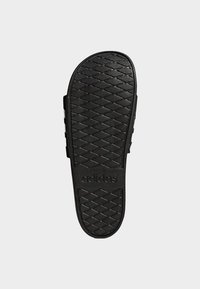 Suola di scarpa in gomma nera con motivo a diamante e marchio "adidas". Testurizzata per offrire aderenza e durata.