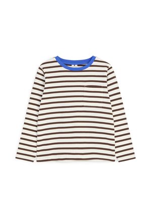 Chemise blanche à manches longues avec des rayures brunes horizontales, col rond bleu et petite poche poitrine côté gauche.