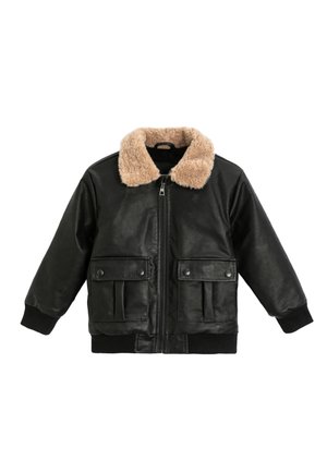 Sort læderjakke med beige falsk pelskrave, lynlås foran, to knap-lukkede lommer og ribbede ærmer og bund. Glat tekstur, klassisk design.