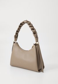 Borsa in pelle marrone chiaro con manico intrecciato, forma curvata e dettaglio della cerniera dorata. Texture liscia e design minimalista.