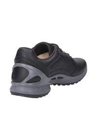 Scarpa sportiva nera con tomaia in pelle, dettagli testurizzati, punta rotonda e suola con ammortizzazione. Presenta chiusura con lacci e tallone rinforzato.