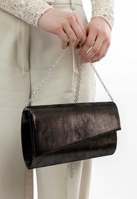 Borsa a pochette nera metallizzata con superficie testurizzata, design pieghevole, tracolla in catena argentata e dettaglio della chiusura a vista.