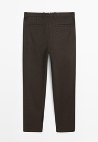 Ciemnobrązowe spodnie o gładkiej fakturze, proste, z dwoma tylnymi kieszeniami i szlufkami na pasek, zaprojektowane do noszenia formalnego.