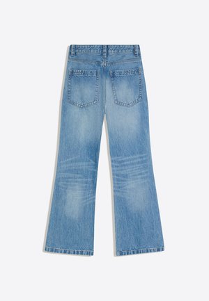 Světlé modré džínové kalhoty s vysokým pasem, širokými nohavicemi a dvěma zadními kapsami, zobrazené naplocho na bílém pozadí.