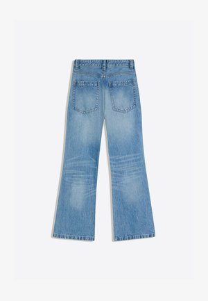 Világoskék farmernadrág magas derékkal, széles szárakkal és két hátsó zsebbel, fehér háttéren, síkban elhelyezve.