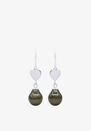 Boucles d'oreilles pendantes en forme de cœur en argent avec des perles rondes vert foncé suspendues sous chaque cœur.