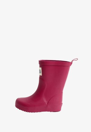 Różowy, gumowy kalosz dla dziecka z małą tkaninową pętelką z tyłu i naszywką z logo blisko góry.