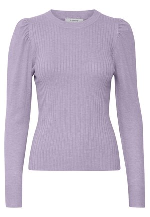 Lilac krāsas ribota adīta džemperis ar garām piedurknēm un uzpūstām plecu daļām, ar apaļu izgriezumu un pieguļošu siluetu. Mīksta tekstūra.