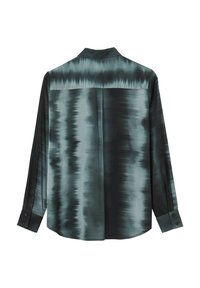 Chemise à manches longues en tissu soyeux, ornée d'un motif tie-dye dans des nuances de teal et de noir, avec un col standard et des poignets à boutons.