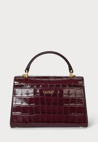Burgundi krokodilbőr mintázatú kézitáska strukturált formával, arany színű fém kiegészítőkkel és rövid fogantyúval. Elöl logóval rendelkezik.