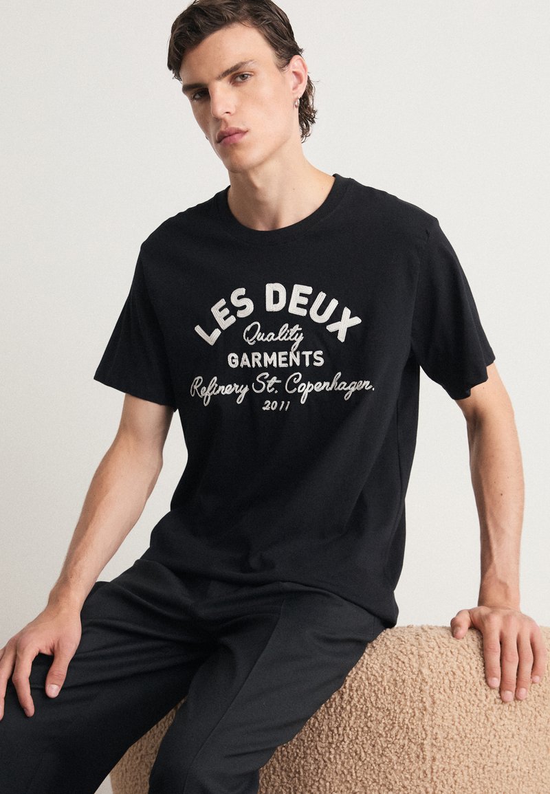 Les Deux BARRY  - Apdrukāts T-krekls - black