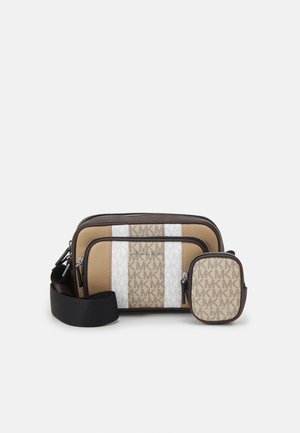 Sac bandoulière beige et marron avec des rayures blanches, poche zippée à l'avant et une petite pochette détachable, avec un motif répété du logo MK.