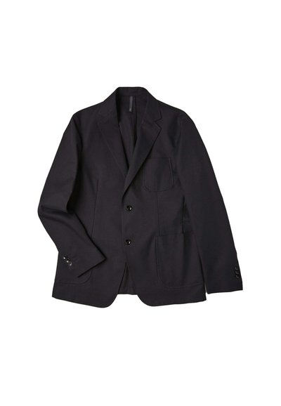 Blazer blu scuro con rever a taglio, due tasche frontali e una tasca sul petto, con bottoni neri e una texture di tessuto morbida.