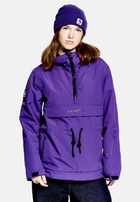 Lila Pulloverjacke mit einem Reißverschluss vorne, verstellbaren Kordeln und seitlichen Taschen. Mit einem Logo auf der Brust und verstellbaren Bündchen.