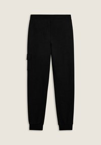 Pantalones joggers negros fabricados en tejido suave, con una cinturilla elástica y un bolsillo lateral tipo cargo con solapa. Tobillos con puños y textura suave.